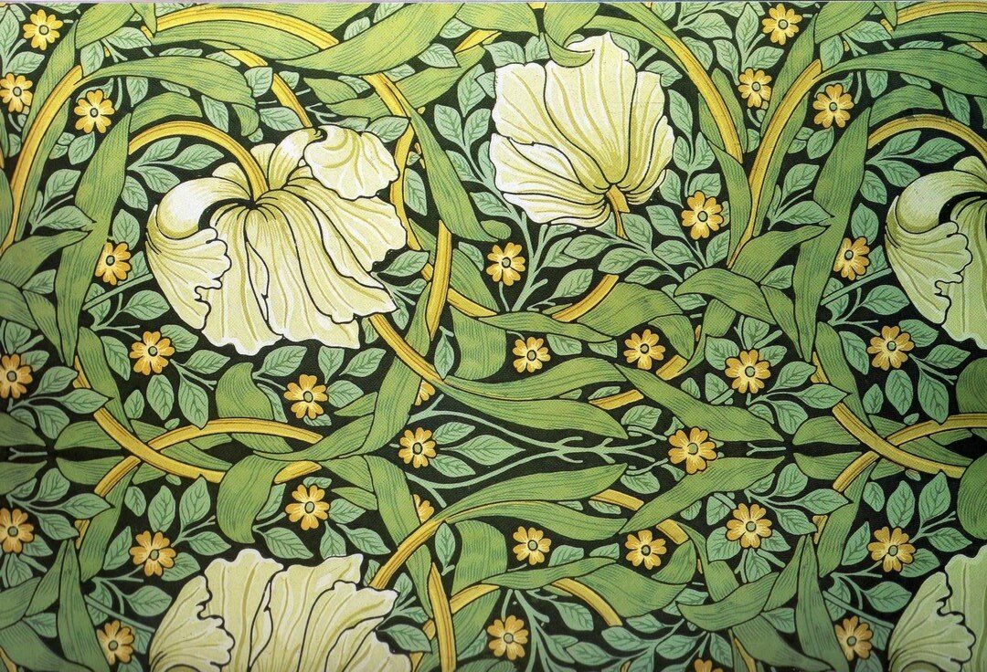 Ilustracja przedstawia wzór tapety zaprojektowany przez Williama Morrisa. Podstawowym motywem tapety są długie, blaszkowate liście wijące się wokół dużych, białych kwiatów osadzonych na łodygach. Pomiędzy liśćmi pojawiają się liczne, drobne, żółte kwiatki.