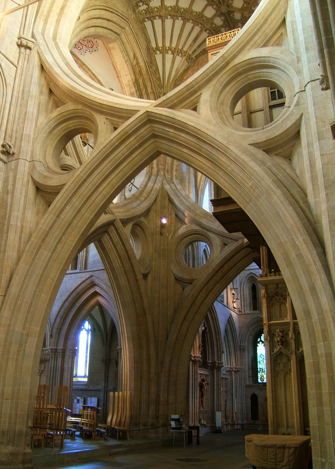 Ilustracja przedstawia wnętrze katedry w Wells.