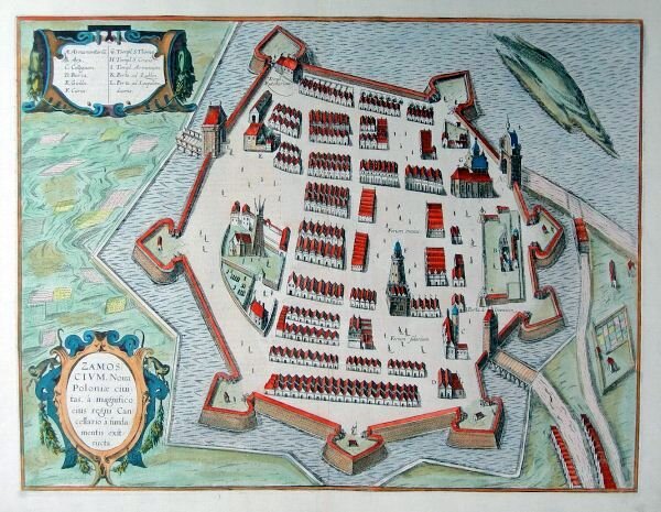 Obraz przedstawiający starą mapę Zamościa. Miasto otoczone jest murem obronnym. Widać liczne bastiony otaczające miasto oraz zabudowania miejskie, forteczne i gospodarcze.