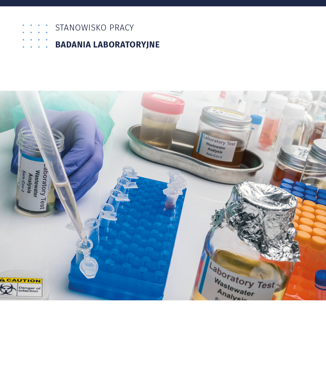 Grafika ukazuje stanowisko pracy: badania laboratoryjne. Na ilustracji są: małe słoiczki z próbkami oraz probówki typu eppendorf - okrągłodenne, zamykane wieczkiem. Nad jedną z probówek jest pipeta.  Zawartość pipiety wzięto z małego pojemnika, na którym jest napis: Laboratory Test Wastewater Analysis Sars‑Cov‑2. 