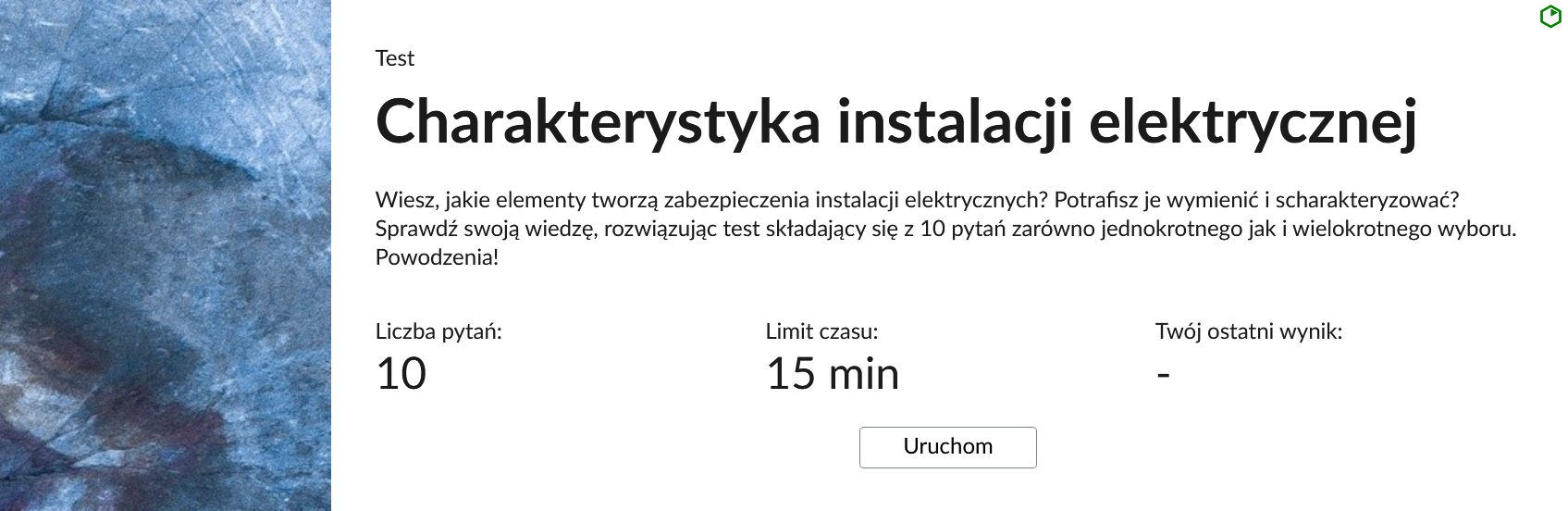 Grafika przedstawia przykładowy wygląd panelu testu. Składa się on z tytułu testu: "Charakterystyka instalacji elektrycznej", informacji o liczbie pytań, czasie, w którym należy rozwiązać test, oraz o ostatnim uzyskanym wyniku. Poniżej widać przycisk "Uruchom".