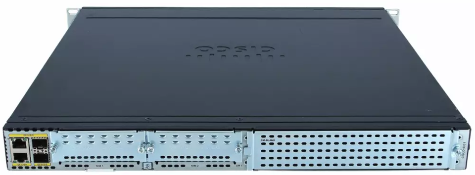 Router sieciowy przeznaczony do montażu w szafie rackowej. Urządzenie ma czarną obudowę z perforowanymi, metalowymi panelami na przednim froncie. Po lewej stronie znajdują się porty Ethernet i SFP, oznaczone kolorowym obramowaniem, służące do podłączenia do sieci. Środkowa i prawa część obudowy zawiera miejsca na moduły rozszerzeń (NIM, SM), z których część jest zaślepiona metalowymi osłonami. Na górnej obudowie wytłoczone jest logo Cisco.