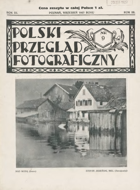 Ilustracja przedstawia okładkę czasopisma Polski Przegląd Fotograficzny z września 1927 roku, rok III. Okładka zawiera czarno‑białą fotografię przedstawiającą zabudowania nad spokojną taflą wody – domy mieszkalne lub zabudowania gospodarcze z odbiciem w rzece. Na okłądce znajdują się napisy:
Tytuł: Polski Przegląd Fotograficzny
Numer: Nr 9, Rok III
Data: Wrzesień 1927
Cena: 1 zł
Miejsce wydania: Poznań.