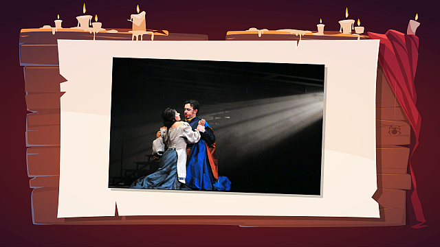 Na ilustracji widzimy scenę z przedstawienia teatralnego, ukazującą dwoje aktorów w dramatycznym, emocjonalnym uścisku. Kobieta i mężczyzna ubrani są w stylizowane kostiumy historyczne — kobieta w długiej sukni, a mężczyzna w pelerynie z intensywnie niebieskim i czerwonym akcentem. Scena jest oszczędnie oświetlona, a snop światła z góry skupia się na postaciach, co podkreśla ich emocje i tworzy intymny, wzruszający nastrój.