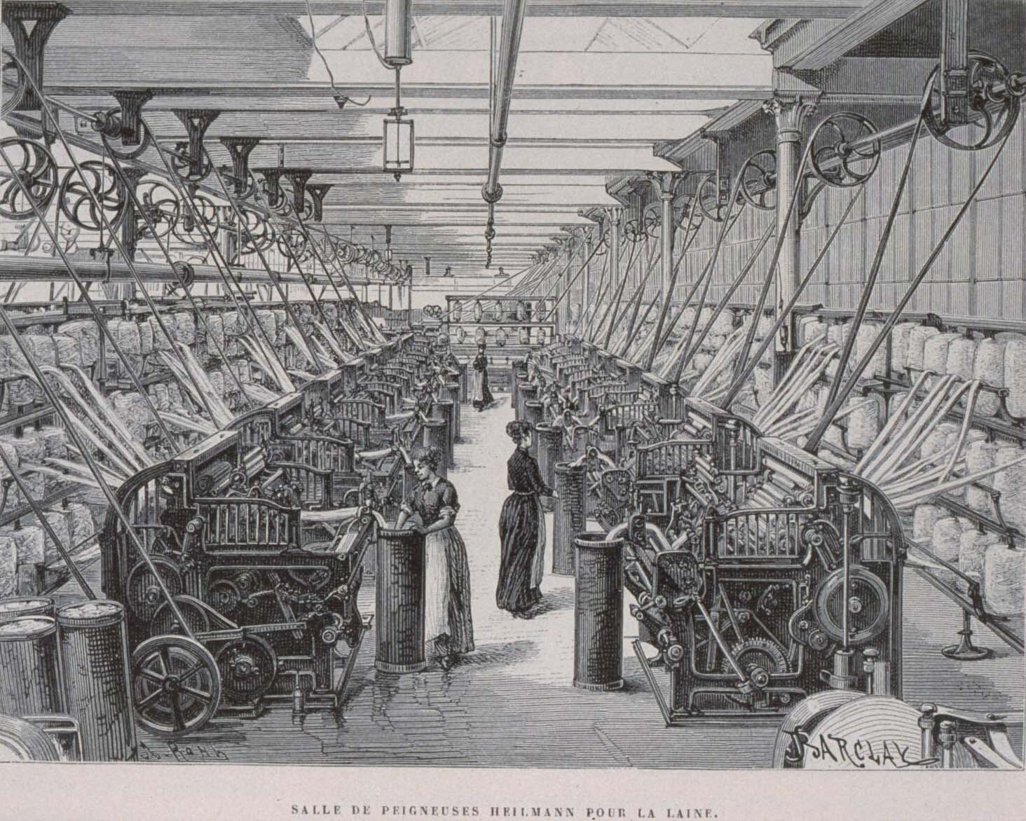 Rycina przedstawia dużą halę fabryczną, w której znajdują się rzędy napędzanych mechanicznie krosen. Przy maszynach stoją kobiety w roboczych strojach.
