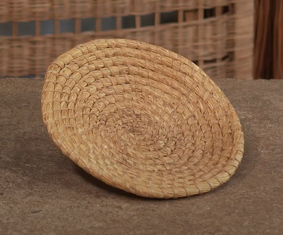 Zdjęcie przedstawia wyrób plecionkarski wykonany splotem szytym. Opis splotu znajduje się w treści powyżej.
