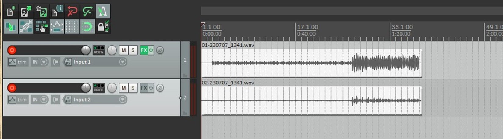 Ilustracja przedstawia program muzyczny. Załadowano w nim dwie ścieżki muzyczne. Na ścieżkach zaznaczono poziom głośności dźwięku. Po lewej stronie, przy każdej ze ścieżek znajdują się ikony, dzięki którym można edytować ścieżki.