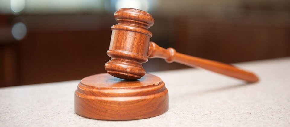 Ilustracja przedstawia młotek sędziowski.