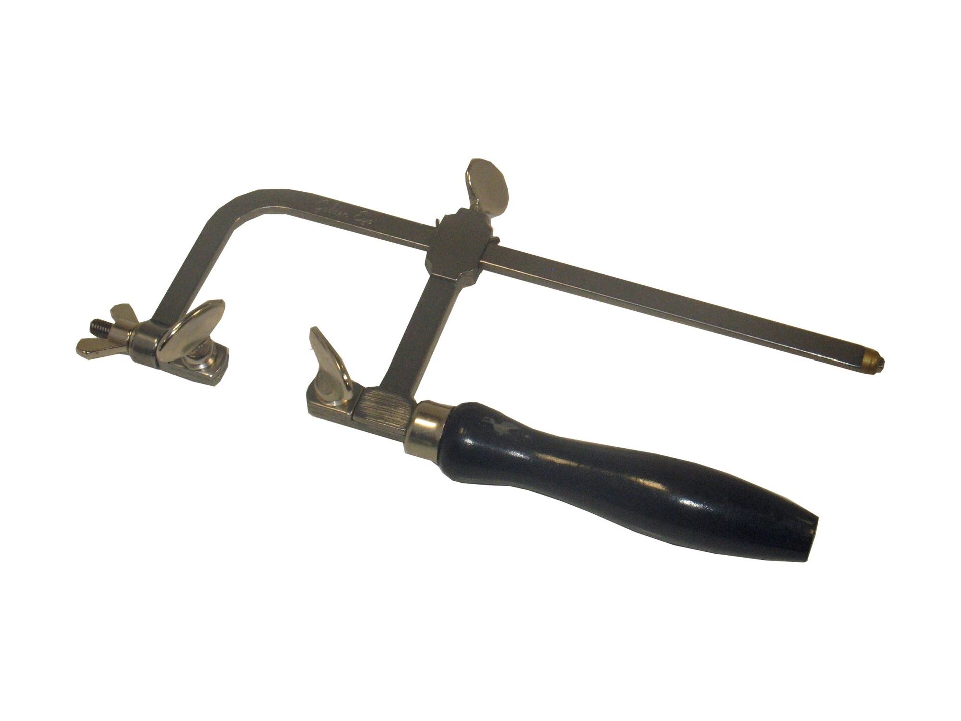 Zdjęcie przedstawia ramkę do piłki. Jest to uchwyt z rączką. Posiada dwa ramiona, jedno stałe, drugie z regulowanym rozstawem. Przymocowane są do nich motylkowe śruby dociskające mocowane ostrze piłki.