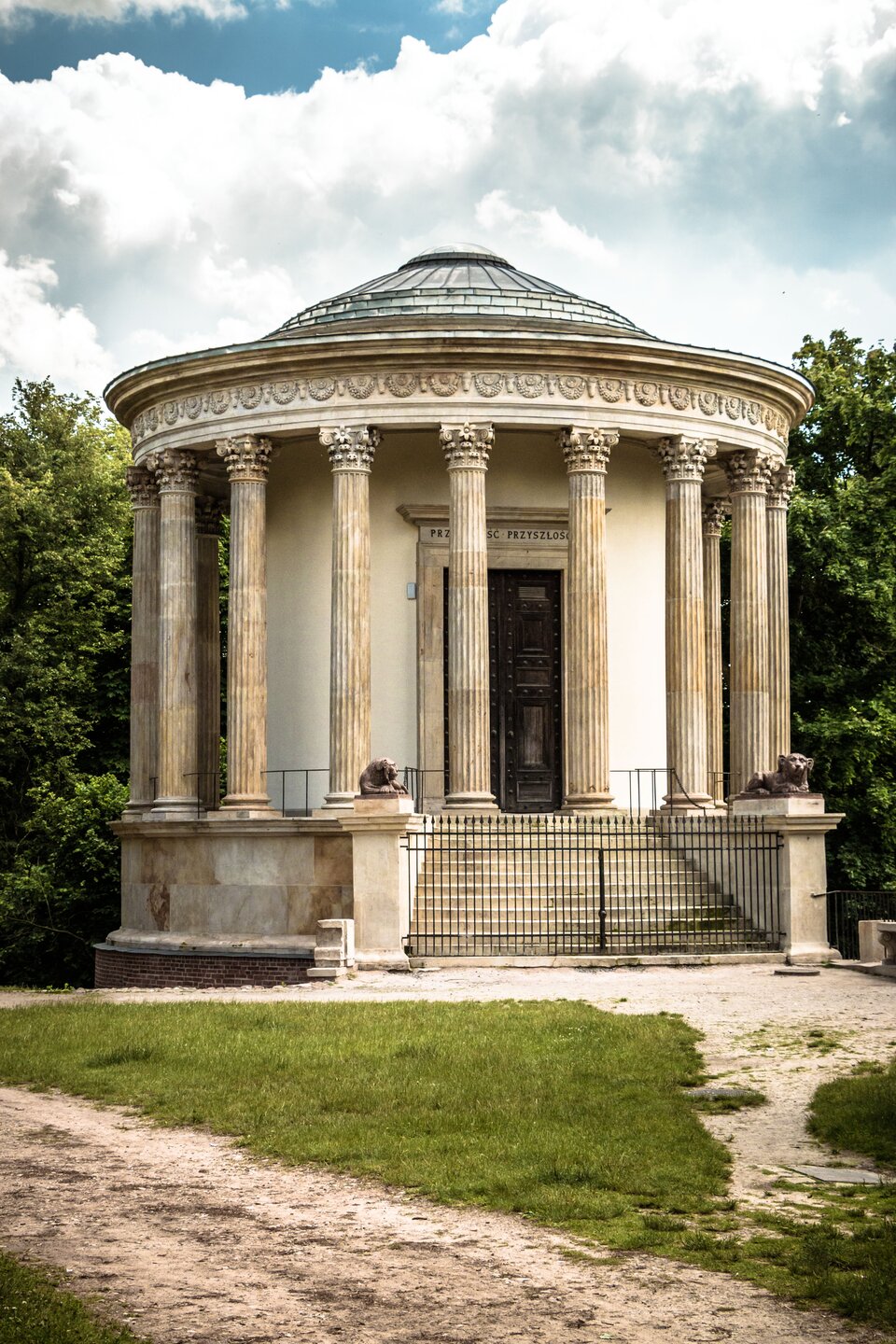 Ilustracja przedstawia budynek Świątyni Sybilli w Puławach, wybudowany na wzór świątyni Westy w Tivoli koło Rzymu. Budynek jest wzniesiony na cokole, na planie koła. Wokół sali znajduje się kolumnada w porządku korynckim. Pod kopułą biegnie fryz z motywami gryfów i kandelabrów. 