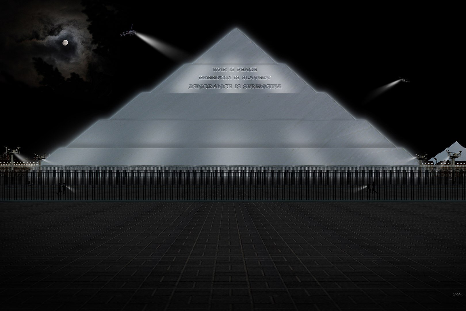 Zdjęcie przedstawia białą piramidę nocą. Przed piramidą jest odgrodzony metalowym ogrodzeniem plac. Po placu idą ludzie z latarkami. Na piramidzie znajduje się napis: War is peace. Freedom is slavery. Ignorance is strength. Wokół piramidy latają helikoptery z włączonymi reflektorami.