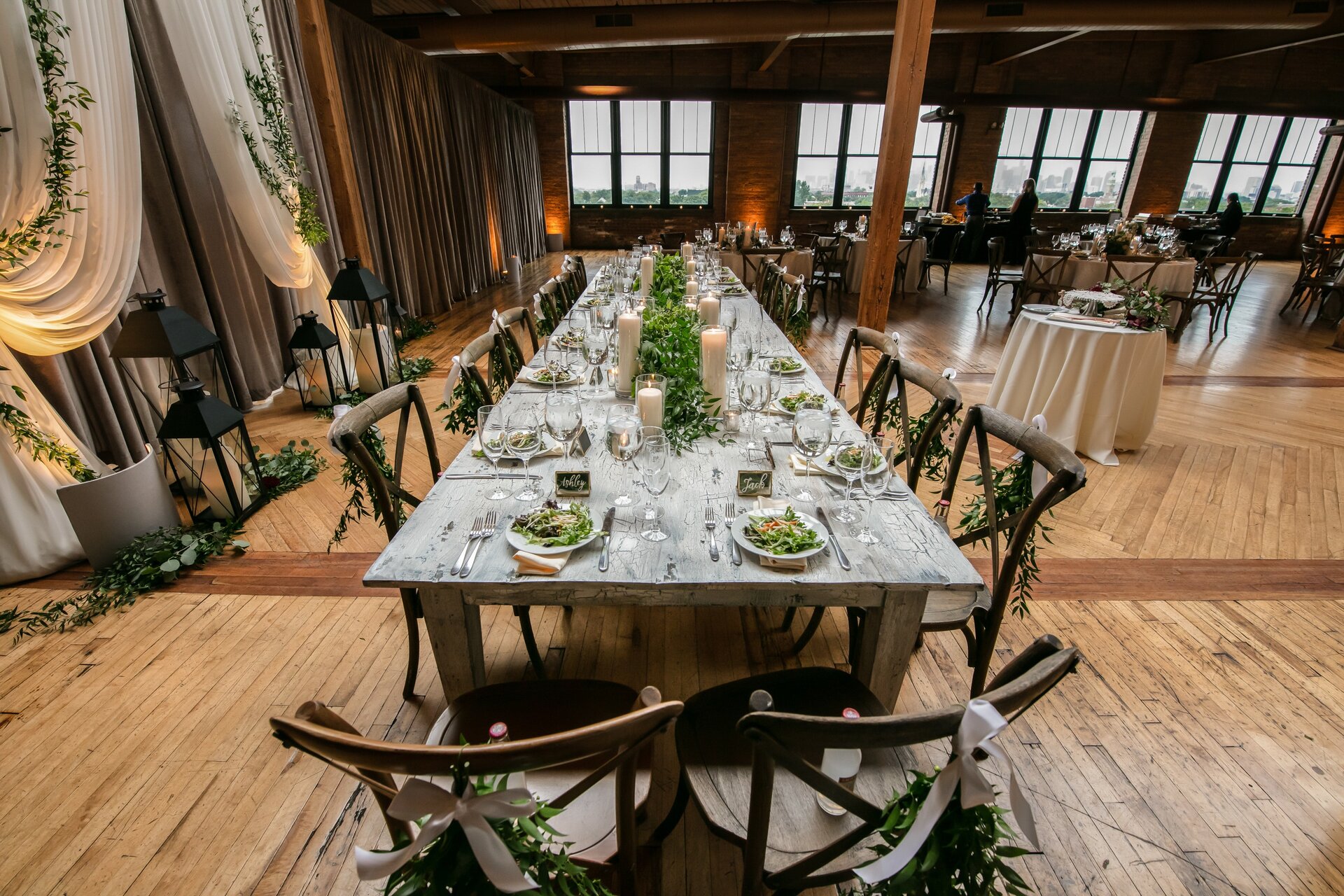 Widok udekorowanej sali na przyjęcie mieszane w stylu bankietu amerykańskiego