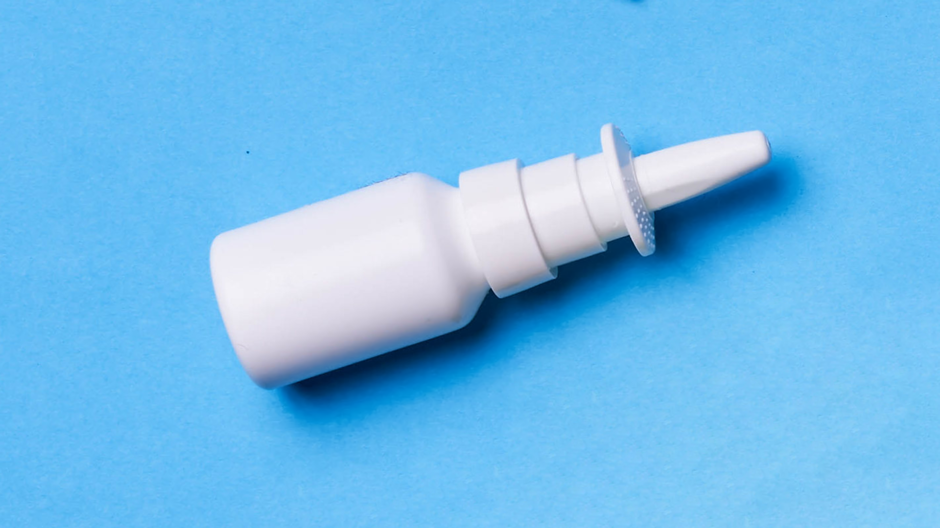 Zdjęcie przedstawia plastikowy pojemniczek na krople w aerozolu.