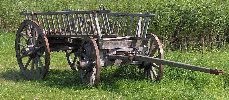 Zdjęcie przedstawia wóz konny z metalowym dyszlem.
Szczegółowy opis uzupełniający zdjęcie znajduje się w treści definicji.