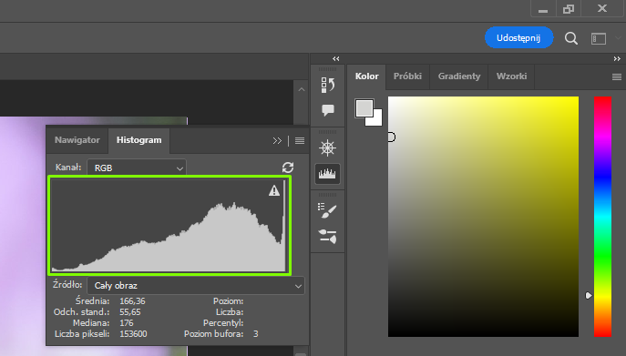 Ilustracja przedstawia fragment okna programu. Widoczne narzędzie dotyczące histogramu. W opcji Kanał wpisano RGB. W zielonej ramce jest histogram, po prawej stronie jest wyższy niż po lewej stronie. W prawym górnym rogu histogramu jest ikona trójkąta z wykrzyknikiem. Poniżej są parametry histogramu. Po prawej stronie jest panel dotyczący koloru. Tam duży prostokąt w odcieniach żółtego. Po jego prawej stronie jest cienki pionowy pasek z kolorami. 