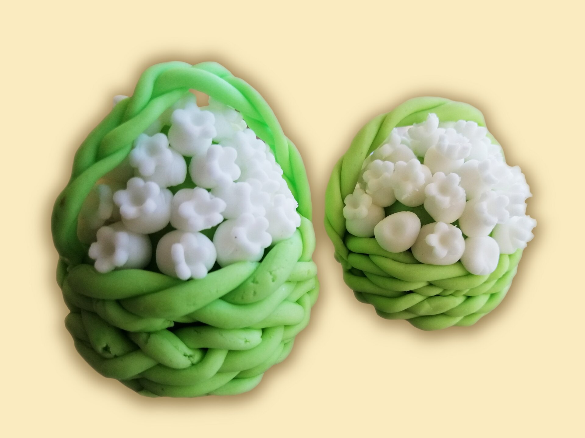 Wyplatane koszyczki wypełnione drobnymi kwiatkami z masy cukrowej.