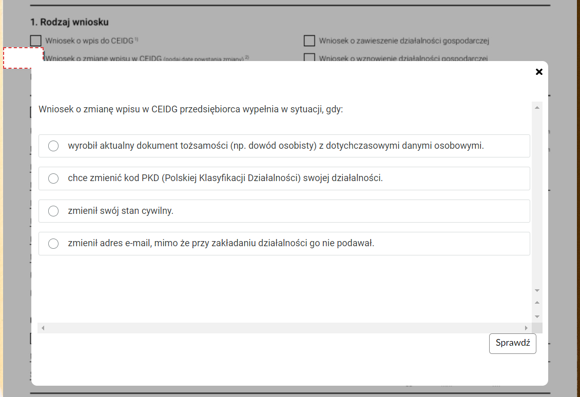Grafika przedstawia fragment przykładowej dokumentacji z wyświetlonym ekranem z zadaniem ćwiczeniowym. Pojawia się ono na białym polu w kształcie prostokąta, otoczone czerwoną ramką. Jest to biała plansza, na której umieszczone zostało ćwiczenie – w tym wypadku jednokrotnego wyboru. Ten typ ćwiczenia składa się z polecenia oraz umieszczonych pod nim czterech odpowiedzi. Obok każdej z nich umieszczono puste kółeczko. Jego zaznaczenia spowoduje wybranie danej odpowiedzi. Poniżej zadania znajduje się biały prostokąt z czarnym obramowaniem. W środku umieszczono napis: Sprawdź. 