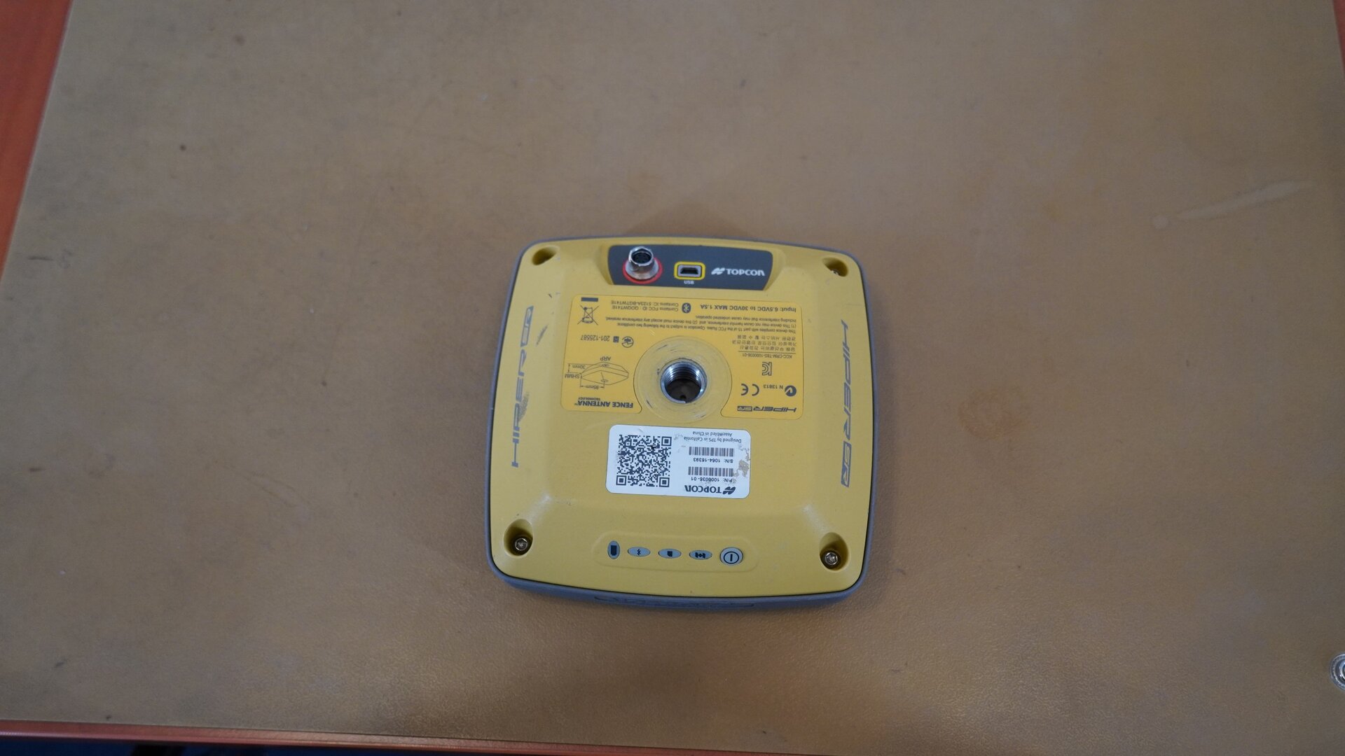 Na zdjęciu przedstawiono spodnią część odbiornika z gniazdem w centralnej części, zaś na górze widoczne jest gniazdo USB oraz gniazdo zasilające.