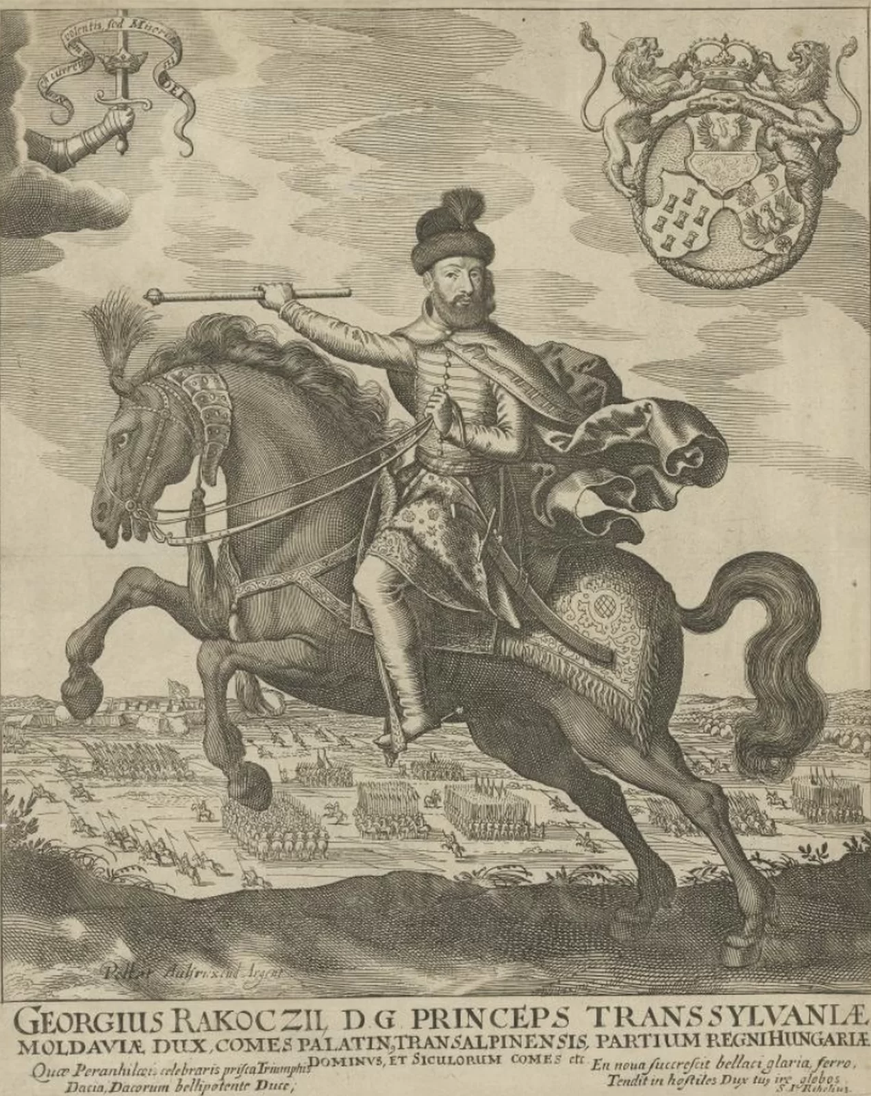 Kliknij, aby powiększyć. Na ilustracji przedstawiono portret mężczyzny na koniu. Koń staje dęba. Mężczyzna ma długą brodę oraz wąsy. Ubrany jest w żupan i pelerynę oraz czapkę obszytą futrem. W prawej dłoni trzyma buławę. Nad nimi widnieją dwa herby. Na dole znajduje się napis po łacinie.