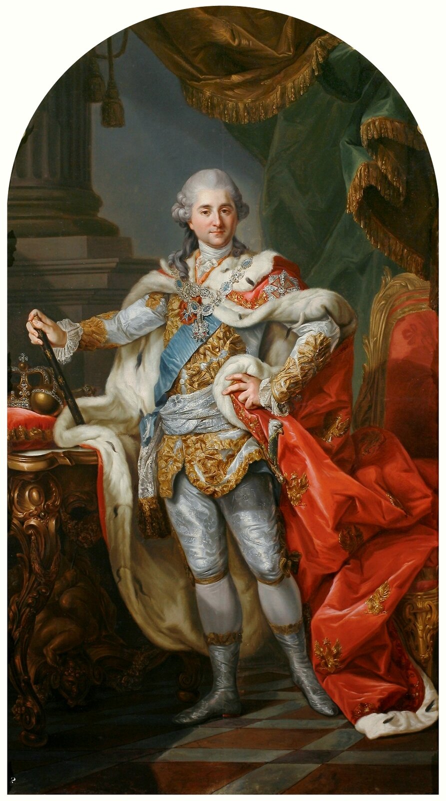 Obraz przedstawia Stanisława Augusta Poniatowskiego w stroju koronacyjnym. Obraz jest w podłużnym kształcie zakończonym u góry łukiem. Mężczyzna stoi pośrodku obrazu. Ma bardzo bogato zdobione szaty. Srebrno - złotą koszulę na guziki, przewiązaną srebrnym pasem oraz przepasany niebieską szarfą na lewym ramieniu. Na ramionach obszerna, czerwona szata z przytwierdzonymi złotymi orłami, z podszewką z jasnego futra. Na szyi ma duży naszyjnik. Na nogach ma srebrne, błyszczące spodnie oraz buty z tym samym, kwiatowym wzorem. Przy lewej nodze miecz ze zdobieniem na rękojeści w kształcie głowy orła. W prawej ręce, opartą na stole trzyma regiment - krótką laskę w czarnym kolorze. Na tym stole leżą również złote insygnia władzy - korona, berło i jabłko królewskie, ułożone na czerwonej, aksamitnej poduszce. Stół ma złote nogi z bogatymi zdobieniami. Po prawej stronie Stanisława Augusta znajduje się tron, obity czerwonym aksamitem i wykończony złotymi zdobieniami przypominającymi pióra. Za nim wiszą grube kotary w kolorze zielonym i brązowym. W tle po lewej stronie obrazu stoi kolumna.