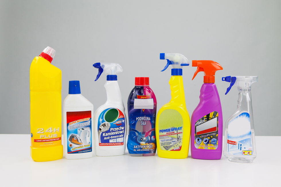 Fotografia przedstawia różne środki czystości używanie w mieszkaniu. Na ilustracji mamy 7 detergentów w plastikowych butelkach o różnych kształtach i różnych przeznaczeniach na płyn do zmywania naczyń, płyn do czyszczenia toalet ect.