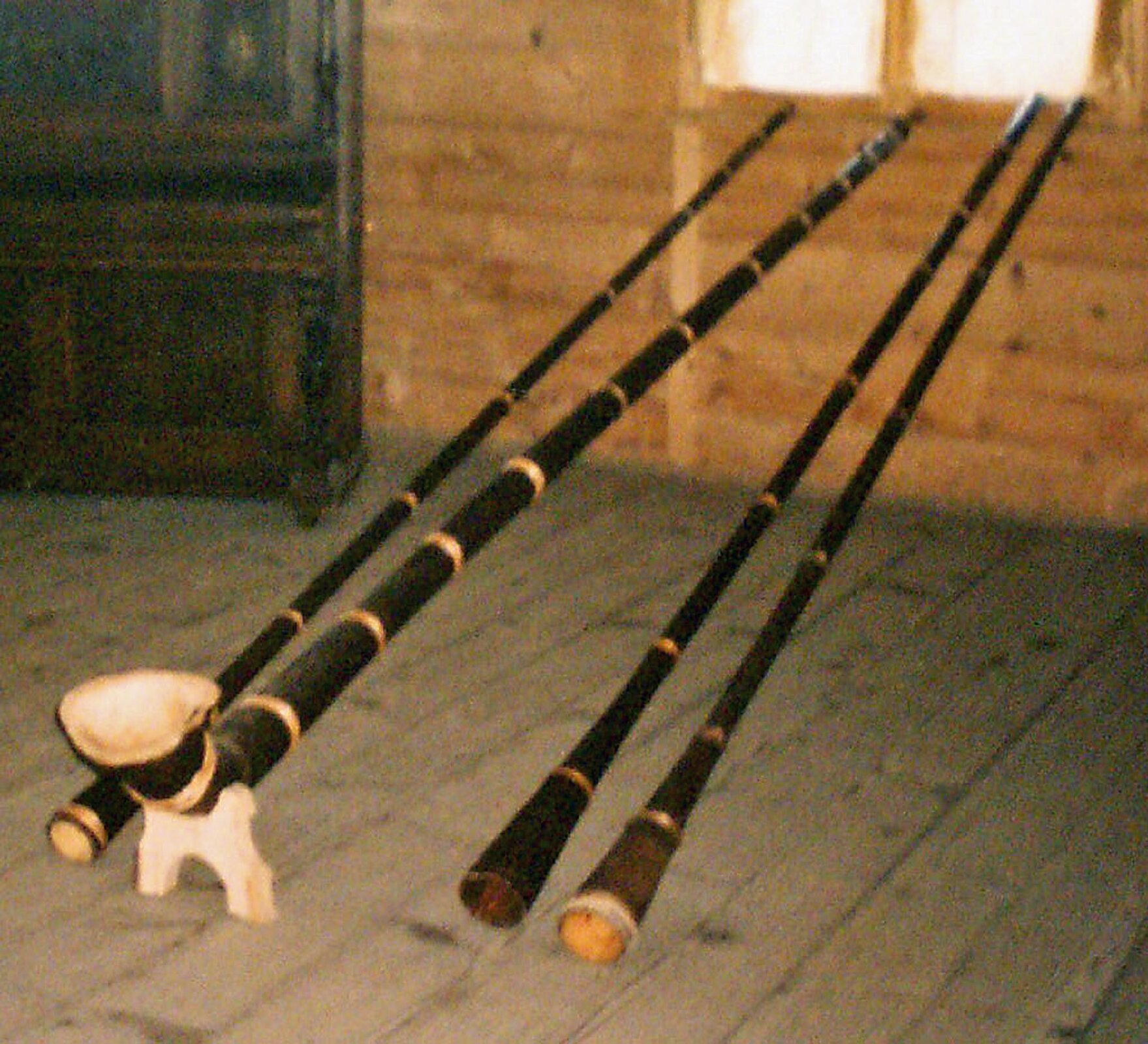 Na zdjęciu przedstawione zostały trombity. Ludowy instrument dęty w kształcie prostej rury lub zagiętej nieco na końcu, sięgającej do 4 metrów długości używany jako pasterska trąba wydająca głęboki, niski dźwięk.