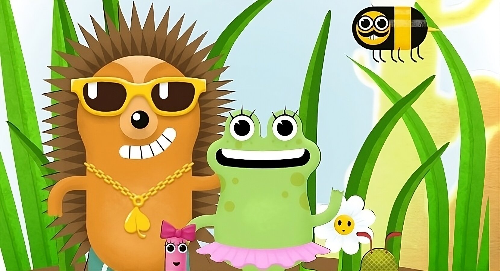 Kliknij żeby powiększyć Ilustracja przedstawia zabawne rysunki zwierząt: jeża, żaby, komara i dżdżownicy. Jeż stoi w lewej części rysunku. Ma ciemne okulary, na szyi złoty łańcuch z zawieszką w kształcie liścia. Po jego lewej stronie stoi uśmiechnięta żaba w różowej spódniczce. Przed jeżem jest różowa dżdżownica z kokardą na głowie. Po prawej stronie znajduje się biały kwiatek z ustami i oczami. W prawym górnym rogu fruwa komar. Zwierzęta stoją w trawie. W tle błękitne niebo.