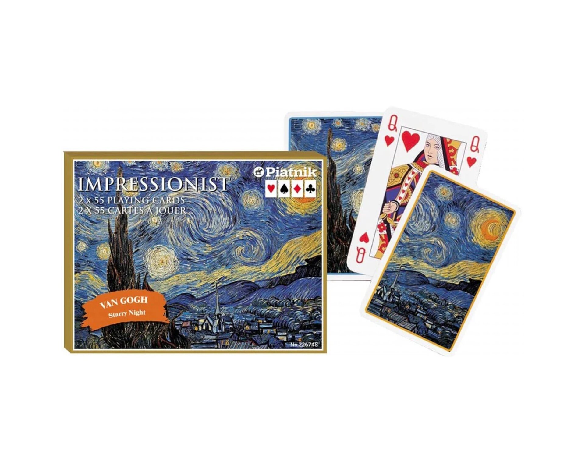 Zdjęcie przedstawia zestaw kart do gry, których pudełko oraz fronty ozdobione są fragmentami obrazu “Gwieździsta noc”. Obraz jest ciemny, składa się z zakrzywionych linii, wirów. Na pierwszym planie uchwycony został wysoki cyprys kołyszący się na wietrze. Na drugim planie zabudowania miasta, w tle wzgórza oraz gwieździste niebo. Gwiazdy zostały ukazane w formie okręgów.