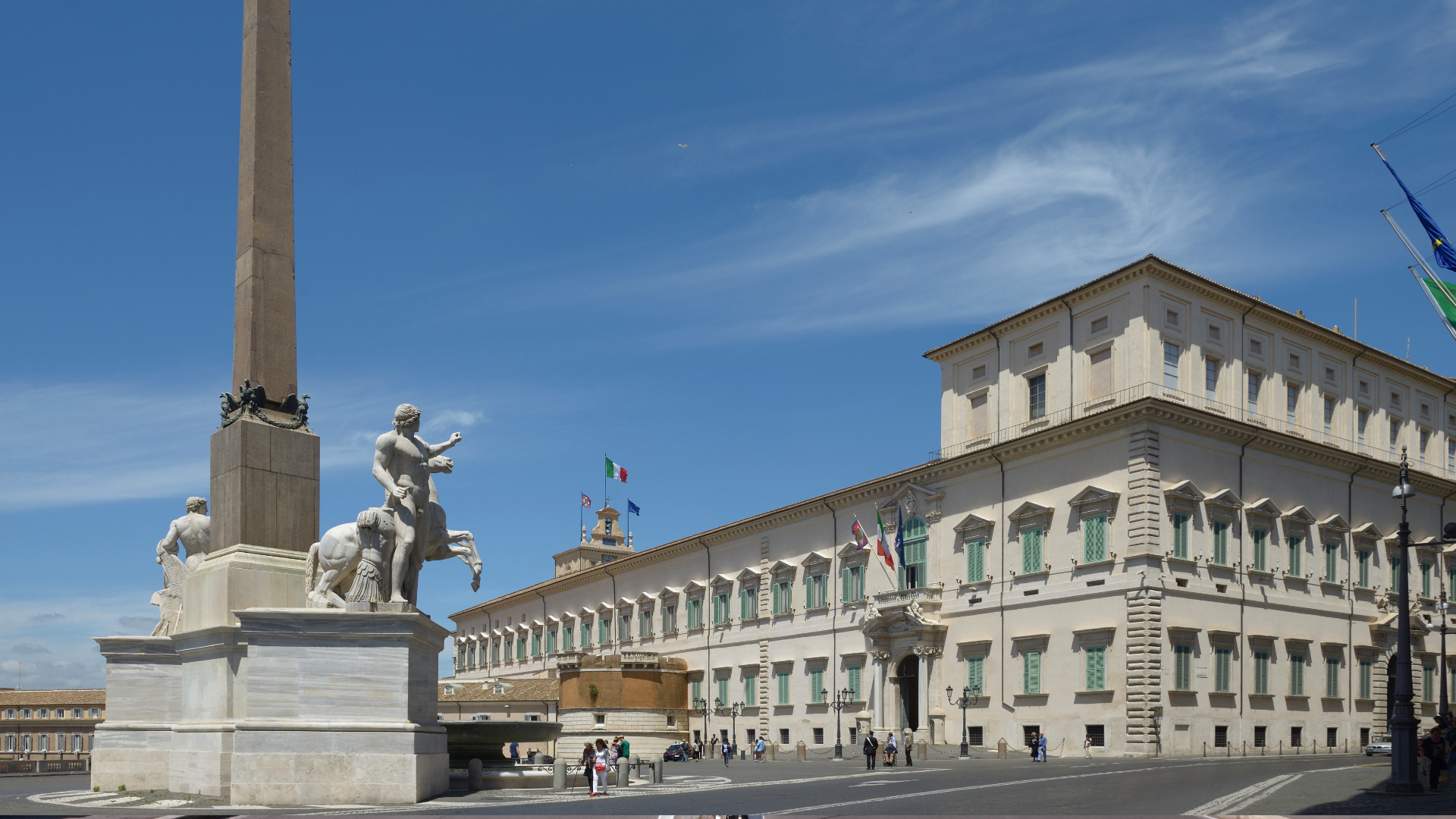 Zdjęcie przedstawia budynek pałacu prezydenckiego na najwyższym wzgórzu Rzymu - Kwirynale. Obok pałacu widoczny jest pomnik.