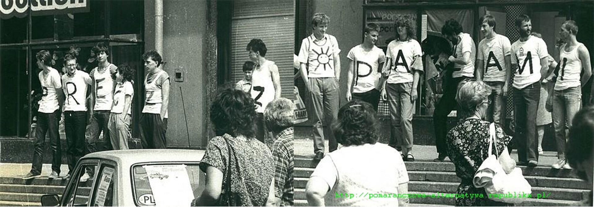 Zdjęcie przedstawia grupę ludzi, która stoi obok siebie w rzędzie. Na koszulkach ma litery, które układają się w napis.