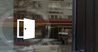 Zdjęcie przedstawia ikonę wejścia, na tle szklanych drzwi widoczna jest biała ikona uchylonych drzwi.