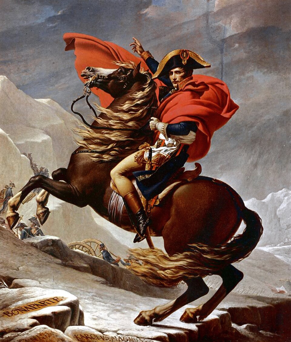 Obraz przedstawia portret Napoleona Bonapartego. Młody mężczyzna siedzi na koniu. Mężczyzna ubrany jest we francuski mundur. Na głowie ma bikorn, dwurożny kapelusz. U lewego boku Napoleona wisi szabla. Napoleon ma uniesioną lewą rękę. Koń, na którym siedzi Napoleon jest kary. Stoi na tylnych kopytach. Jego grzywa jest jasna, rozwiana.