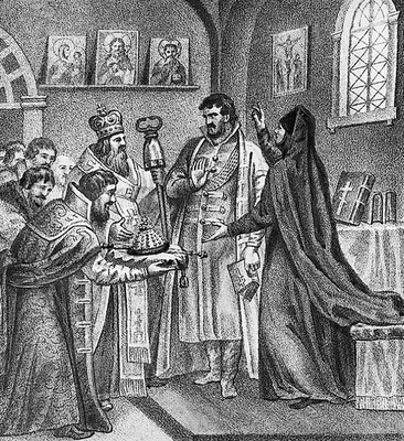 Kliknij, aby powiększyć. Na ilustracji przedstawiono pomieszczenie, gdzie w centrum stoi mężczyzna z brodą, w płaszczu i z książką w dłoni. Za nim stoi kobieta w ciemnej szacie, która unosi prawą dłoń w geście błogosławieństwa. Przed nim stoi brodaty duchowny, a obok kłaniający się mężczyzna trzymający poduszkę, na której leży korona i berło. W tle stoją ludzie, wpatrujący się w scenę. Na ścianie powieszone ikony, a na drugiej, prostopadłej, ścianie okno i stół z książką z krzyżem prawosławnym.
