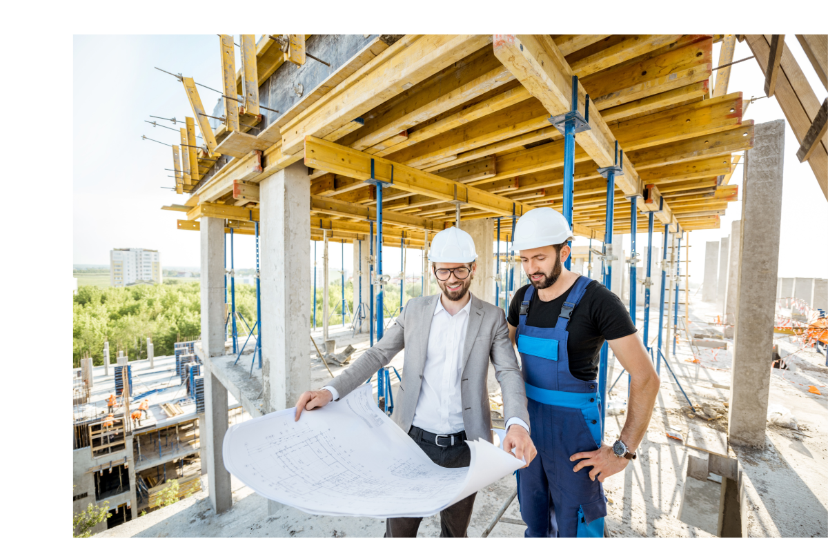 Ilustracja przedstawia dwóch mężczyzn w kaskach na budowie podczas przeglądania planu architektonicznego. Obaj stoją na terenie budowy: nad nimi konstrukcja stropu, a obok słupy podtrzymujące dach.