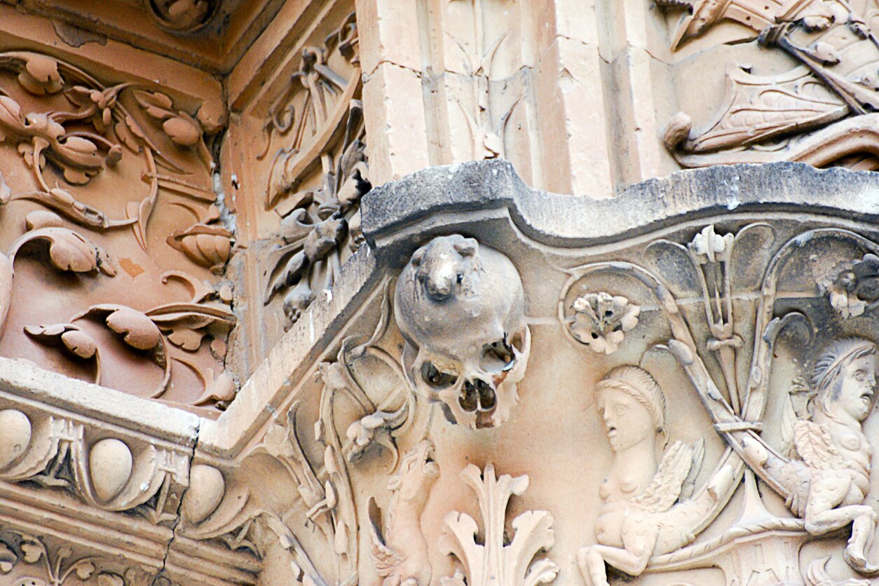 Przykład nawarstwień z kurzu i brudu, widoczne również rysy i pęknięcia