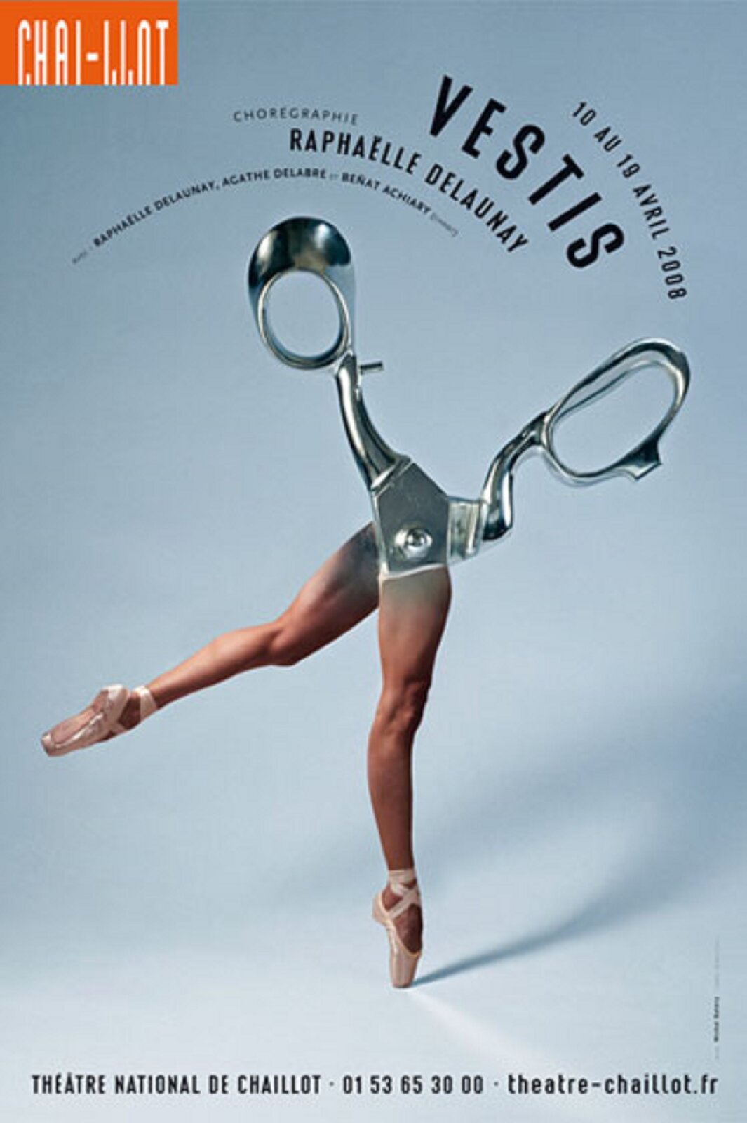 Ilustracja przedstawia plakat promujący przedstawienie w teatrze, autorstwa Michała Batorego. W centrum zamkniętej kompozycji, na błękitno‑szarym tle ukazane zostało surrealistyczne przedstawienie nożyczek, które w miejscu ostrzy posiadają ustawione w baletowej pozie nogi baletnicy w pointach. U góry grafiki umieszczone zostały ustawione po łuku, czarne napisy informujące o szczegółach wydarzenia, m.in. duży napis „VESTIS”. W górnym lewym rogu znajduje się pomarańczowy prostokąt z białym napisem „ CHAI‑LLOT ”.