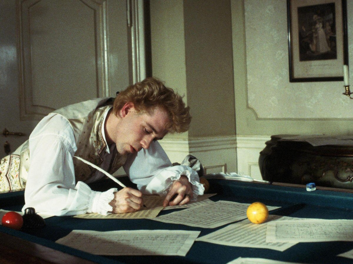 Kadr przedstawiający Mozarta przy komponowaniu z filmu” Amadeusz” w reżyserii Miloša Formana, zemefilmu.cz, Materiał wykorzystany na podstawie art. 29 ustawy o prawie autorskim i prawach pokrewnych (prawo cytatu) 