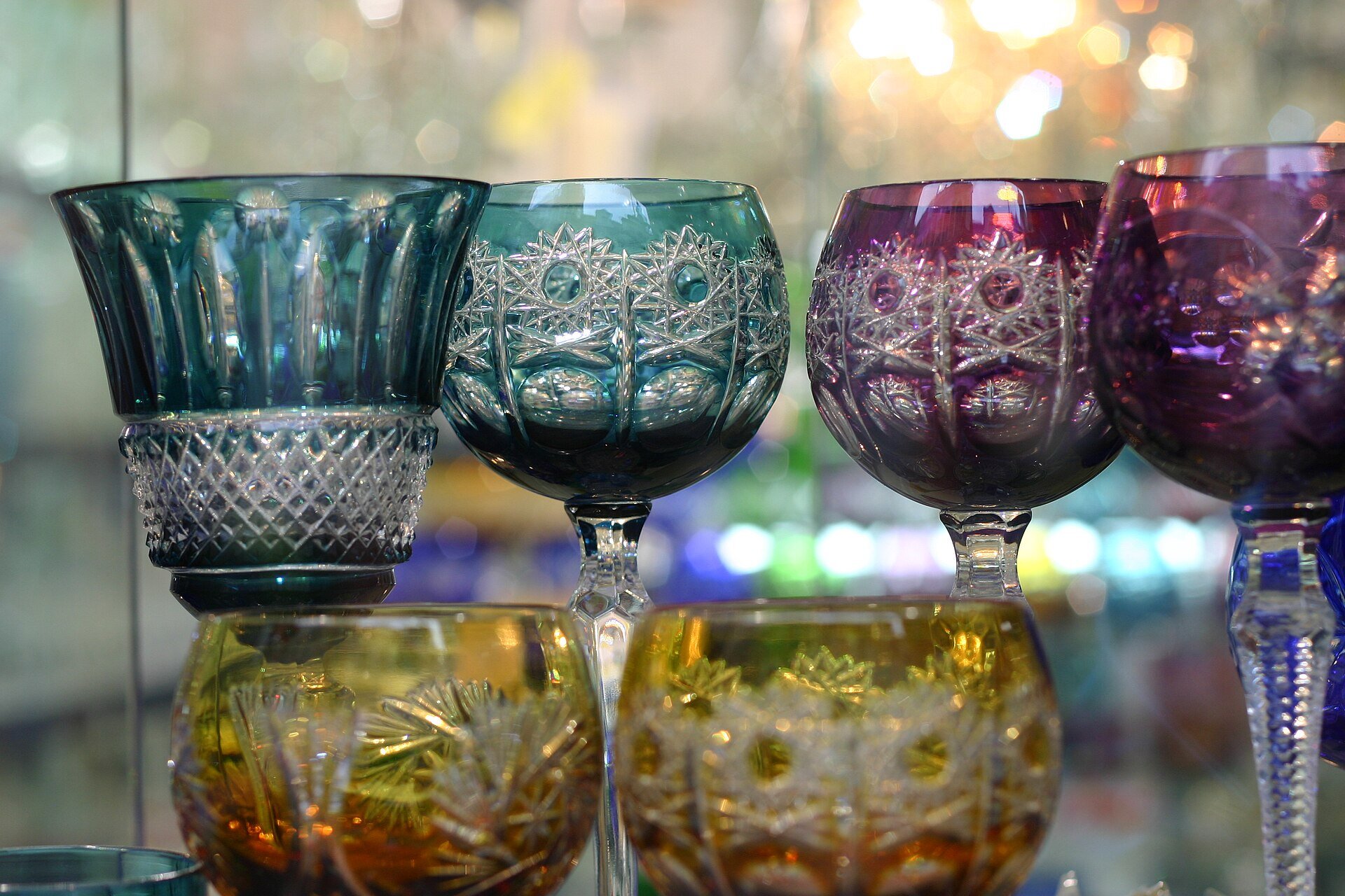 Zdjęcie kolorowych kieliszków z ornamentami o geometrycznych kształtach.