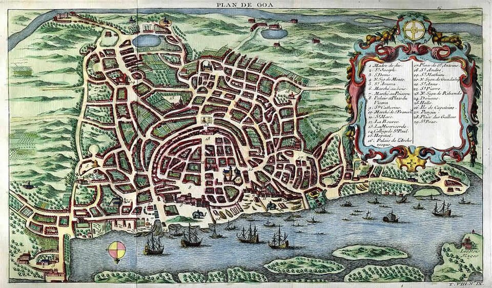 Ilustracja przedstawia starą mapę stanu Goa w Indiach. W dolnej części mapy jest morze, na powierzchni którego znajdują się liczne statki. Powyżej linii brzegowej jest ląd z zaznaczonymi obiektami. Zaznaczono także wzniesienia, jeziora, tereny zielone. Po prawej stronie mapy znajduje się legenda - kilkanaście punktów z opisami poszczególnych miejsc na mapie.    