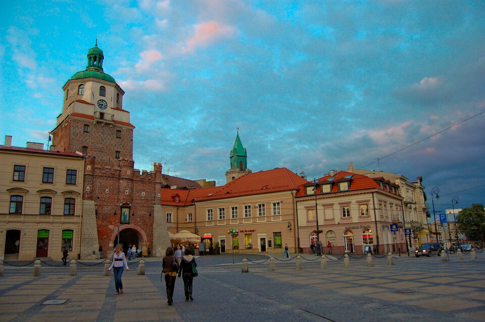 Zdjęcie przedstawia zabudowę starówki. Jeden z budynków ma wieżę zwieńczoną kopułą. 