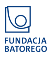 Ilustracja przedstawia logo Fundacji Batorego. W centrum jest kwadrat, na który nałożony jest kolejny kwadrat z zaokrągleniem w prawym dolnym rogu, a na nim przy jego dolnej ścianie znajduje się koło. Pod grafiką jest napis: Fundacja Batorego w dwóch wersach.