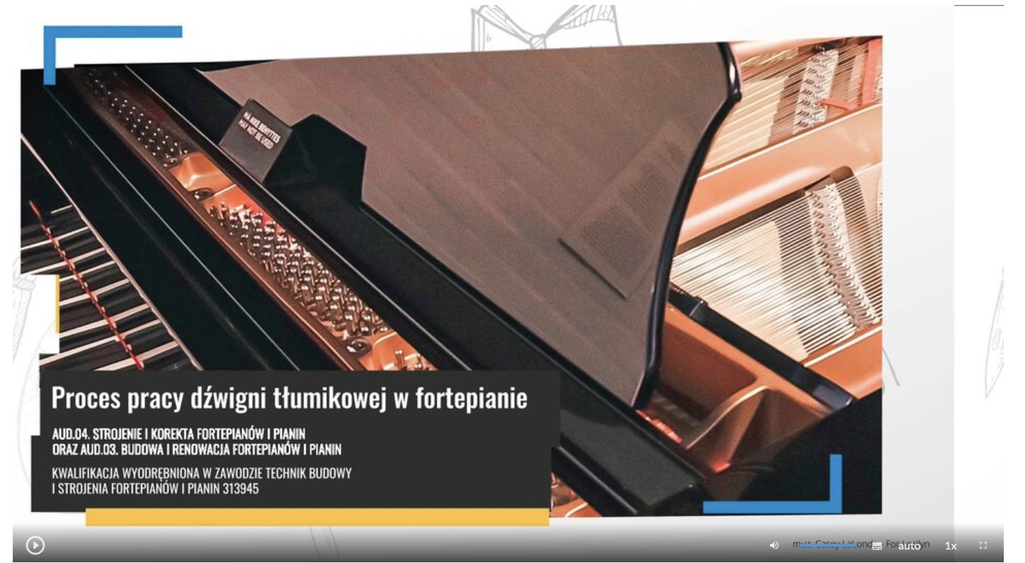 Zdjęcie przedstawia widok ekranu odtwarzania animacji w 3D. Z góry widoczny jest fragment klawiatury i obudowy fortepianu z otwartą nakrywą górną. W lewym dolnym rogu widoczny jest napis z białych liter na czarnym tle – tytuł animacji w 3D Proces pracy dźwigni tłumikowej w fortepianie, oraz AUD.04 Strojenie i korekta fortepianów i pianin oraz AUD.03. Budowa i renowacja fortepianów i pianin - Technik Budowy i Strojenia Fortepianów i Pianin 311945.
