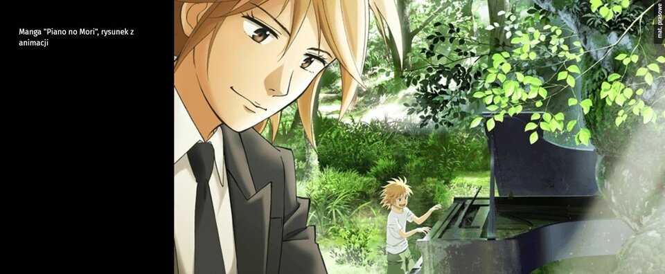 Ilustracja z mangi „Piano no Mori” – blondwłosy chłopiec gra na fortepianie stojącym wśród drzew w lesie, a obok widoczna jest postać starszego chłopaka w garniturze.