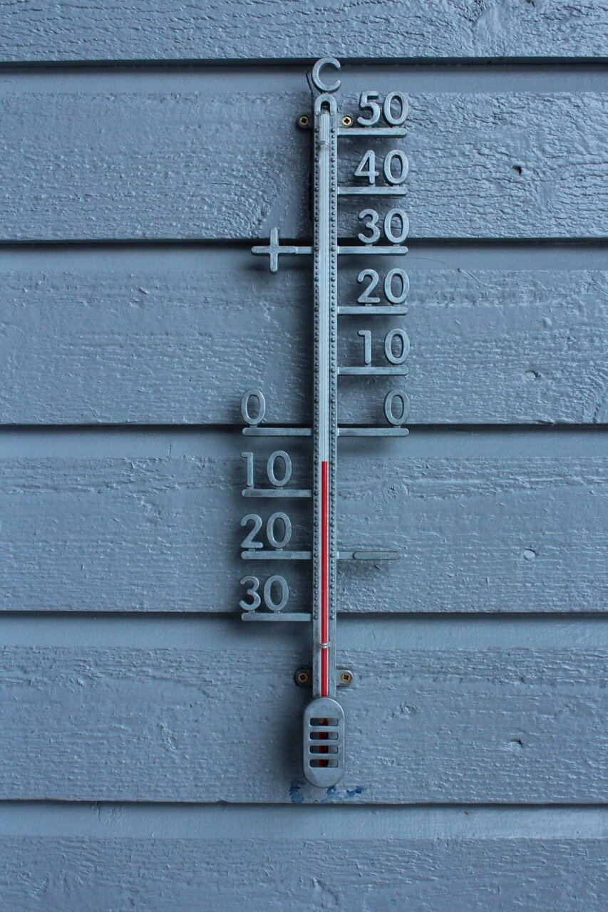 Termometr z podziałką od -30 do 50 stopni Celsjusza. Wskazuje temperaturę poniżej zera.