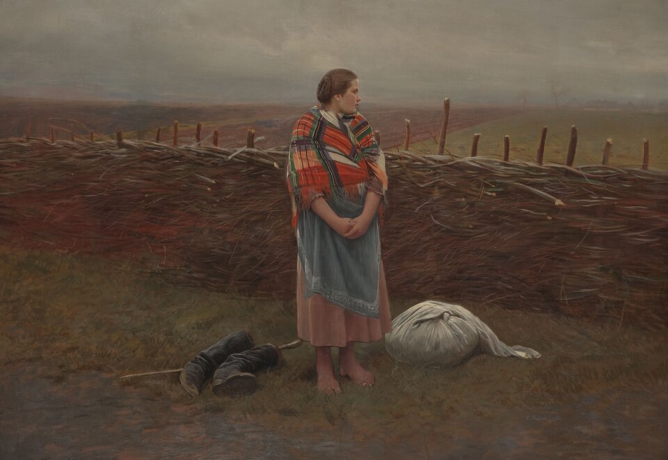 Na obrazie przedstawiona jest młoda kobieta stojąca boso na ziemi, ubrana w różową suknię, niebieski fartuch i kolorową, pasiastą chustę narzuconą na ramiona. Ma splecione dłonie i odwraca głowę w lewą stronę, spoglądając poza kadr. Obok niej, na ziemi, leżą zwinięty w tobołek worek oraz czarne buty z kijem. W tle widoczny jest wysoki, pleciony z gałęzi płot, a za nim rozciąga się puste pole pod pochmurnym, szarym niebem. Horyzont jest zamglony, a cała scena utrzymana jest w stonowanej, przygaszonej kolorystyce.