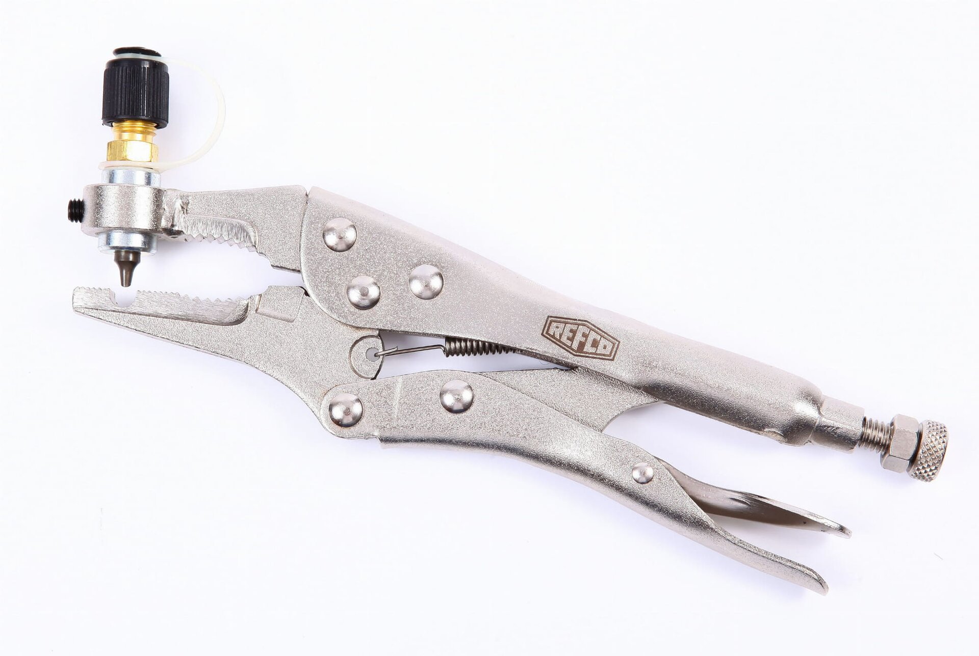 Zdjęcie przedstawia metalowe narzędzie w kształcie nożyc połączonych śrubami i sprężyną. Na jednej z końcówek narzędzia znajduje się metalowy zawór z plastikowym pokrętłem.