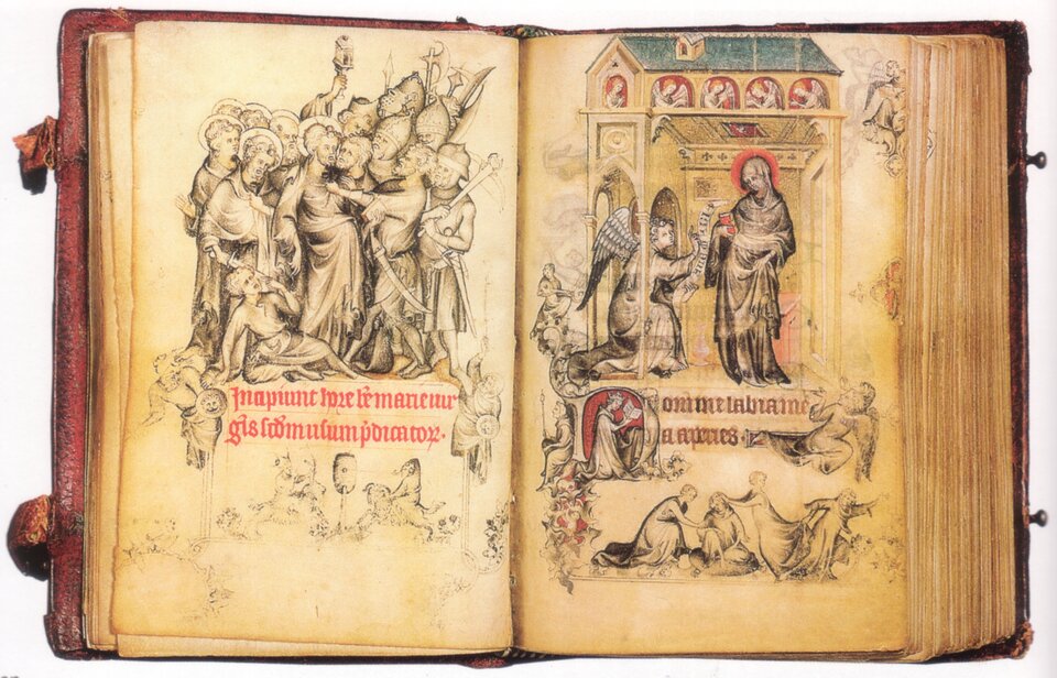 Ilustracja o kształcie poziomego prostokąta przedstawia otwartą księgę. Są to dwie strony „Godzinek Jeanny d'Evreux, królowej Francji” Jean'a Pucelle’a. Na lewej stronicy znajduje się czarno‑biała scena zbiorowa przedstawiająca pojmanie Jezusa. W centrum stoi Chrystus, którego trzymają żołnierze oraz inne, uzbrojone osoby. Pod ilustracją znajduje się czerwony napis w języku łacińskim oraz rysunek fantastyczny. Prawa strona zawiera scenę Zwiastowania ukazaną we wnętrzu. Po lewej klęczy Gabriel i prawą ręką pozdrawia Marię, a w lewej trzyma szarfę z napisem. Dziewica stoi z modlitewnikiem w dłoni i patrzy na niego z niedowierzaniem. Pod sceną znajduje się napis w języku łacińskim z postaciami oraz poniżej grupą tańczących kobiet.