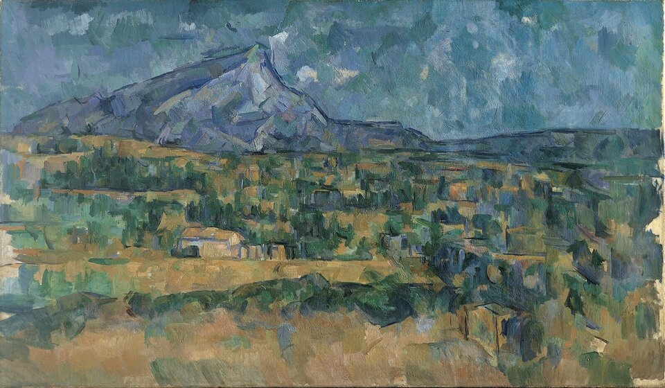 Ilustracja przedstawia obraz Paul Cézanne, „Góra Świętej Wiktorii”. Ukazuje rozległy pejzaż z dominującą sylwetą Góry Świętej Wiktorii w tle. Kompozycja jest zbudowana z wyraźnie zaznaczonych planów: w pierwszym pojawiają się fragmenty zabudowań, pola i drzewa, w środkowym rozciąga się pas zieleni i ochry, a w dalszym — monumentalny masyw góry. Cézanne nie dąży do realistycznego odtworzenia natury; zamiast tego konstruuje krajobraz z zestawień geometryzujących form i dużych, uporządkowanych plam barwnych. Poszczególne elementy są budowane za pomocą krótkich, nakładanych warstwowo pociągnięć pędzla, które tworzą charakterystyczną „mozaikową” strukturę. Kolorystyka jest stonowana, oparta na chłodnych błękitach i zieleniach oraz ciepłych odcieniach ochry, które harmonijnie przechodzą między sobą. Światło nie jest przedstawione poprzez ostre kontrasty, lecz poprzez subtelne różnicowanie tonów — dzięki temu bryły drzew, pól i góry zyskują konstrukcyjny, stabilny charakter. Całość sprawia wrażenie przemyślanej, analitycznej budowy pejzażu, w którym każdy element jest częścią spójnej struktury.