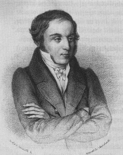 Ilustracja przedstawia portret mężczyzny w sile wieku. Postać ukazana jest od piersi w górę. Mężczyzna prezentuje prawy półprofil. Jego twarz jest owalna. Mężczyzna ma wysokie czoło. Włosy mężczyzny są krótkie, mają podwinięte końcówki, są zaczesane na prawą stronę. Ma grube, wyraziste brwi, okrągłe oczy. Nos mężczyzny jest duży, lekko zgarbiony. Jego usta są wydatne. Mężczyzna ma bokobrody. Jest ubrany w koszulę i marynarkę. Pod szyją ma zawiązaną apaszkę. Zakłada ręce na piersi.