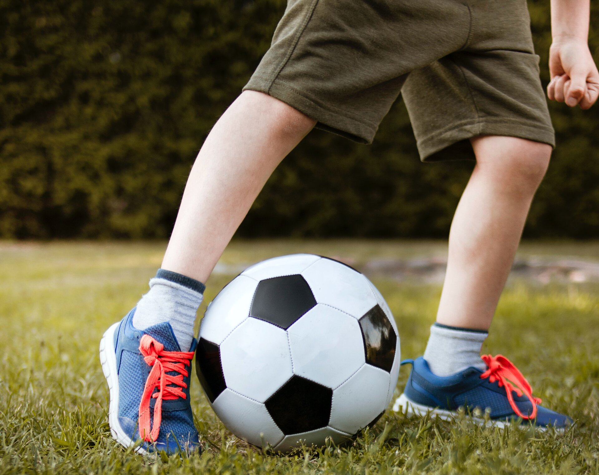 Ilustracja przedstawia dziecko grające w piłkę